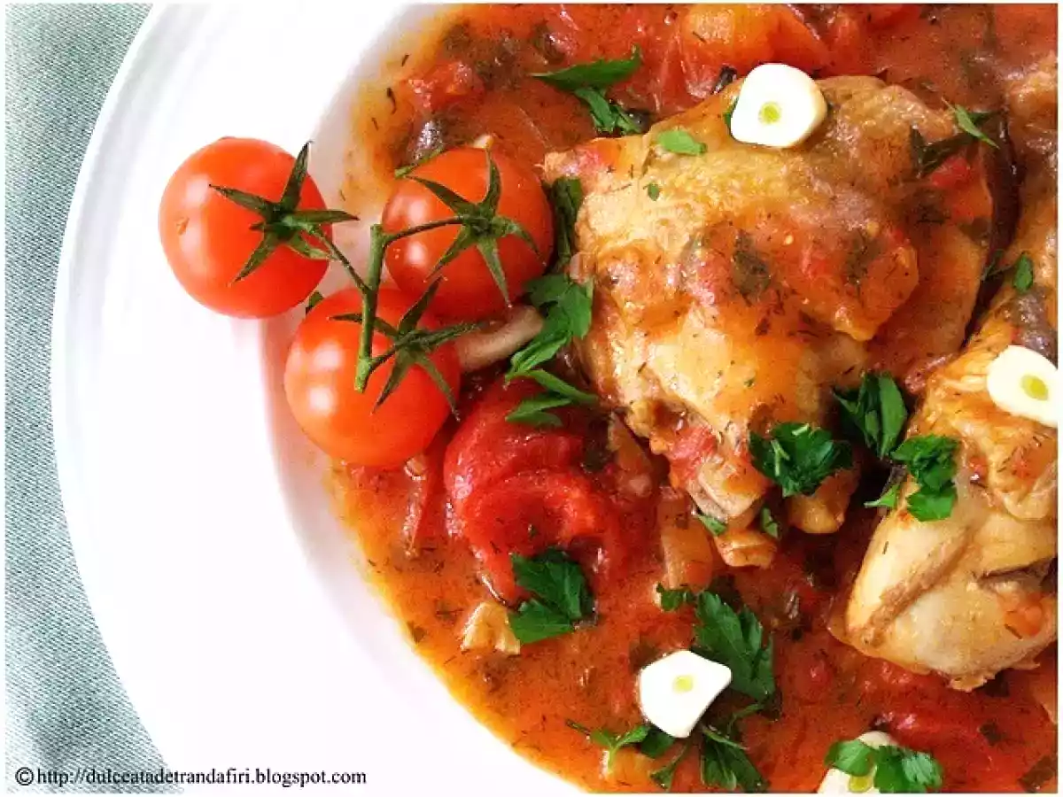 Pui la tigaie cu rosii si usturoi - poza 2