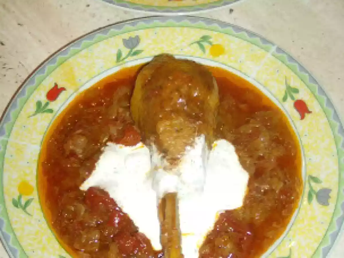 Pui taranesc cu rosii si smantana