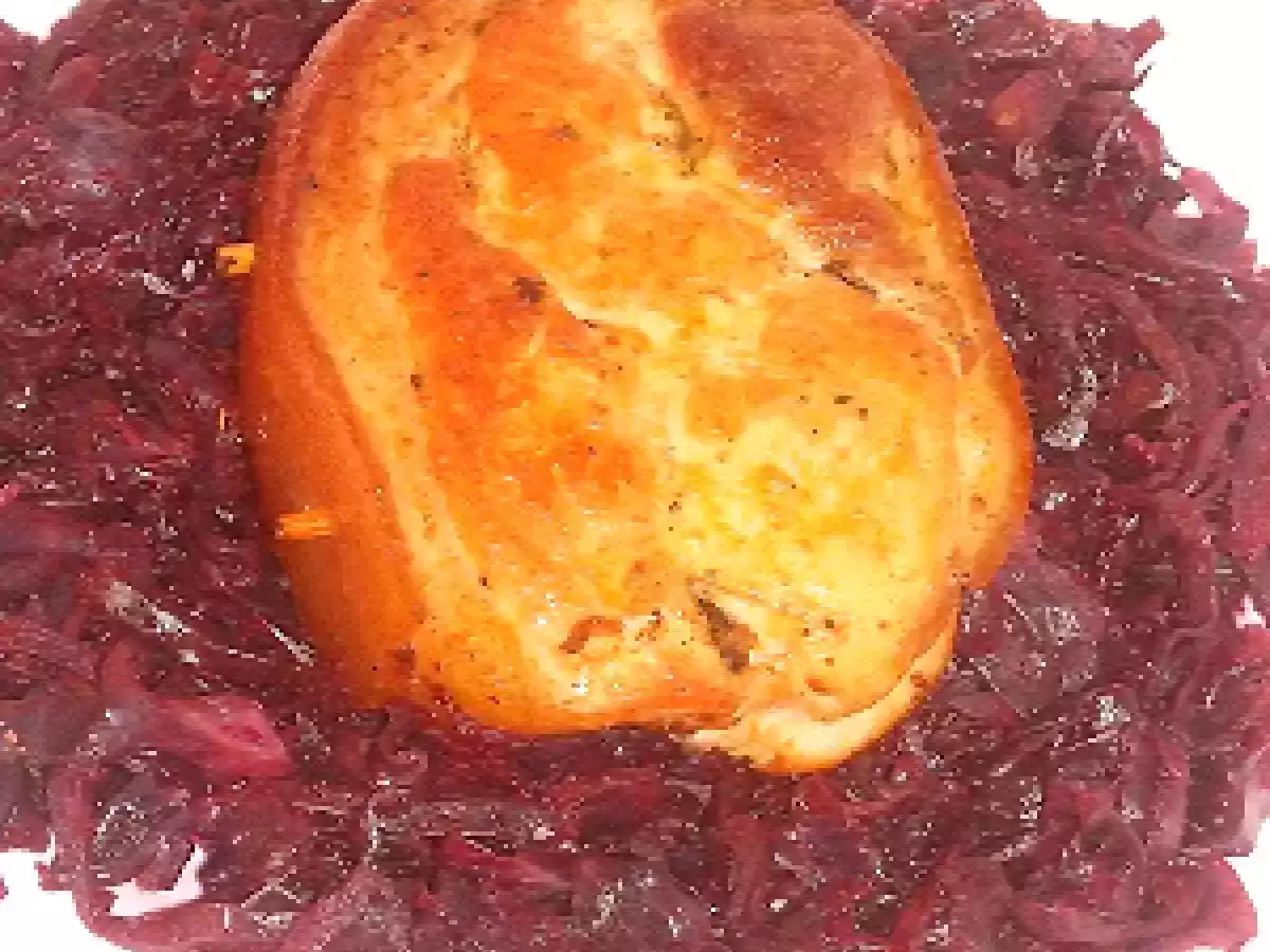 Pulpa de porc pe pat de varza rosie calita