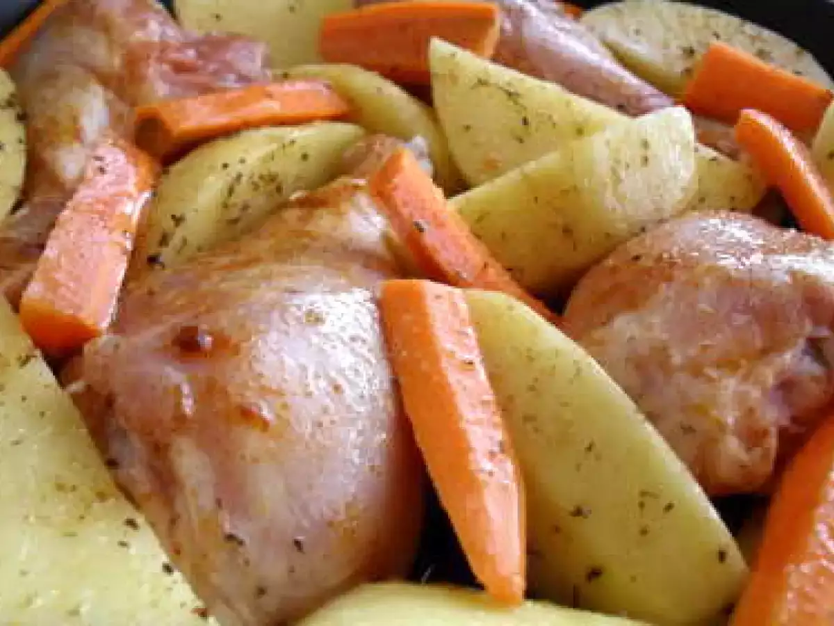 Pulpe de pui cu cartofi aromati la cuptor