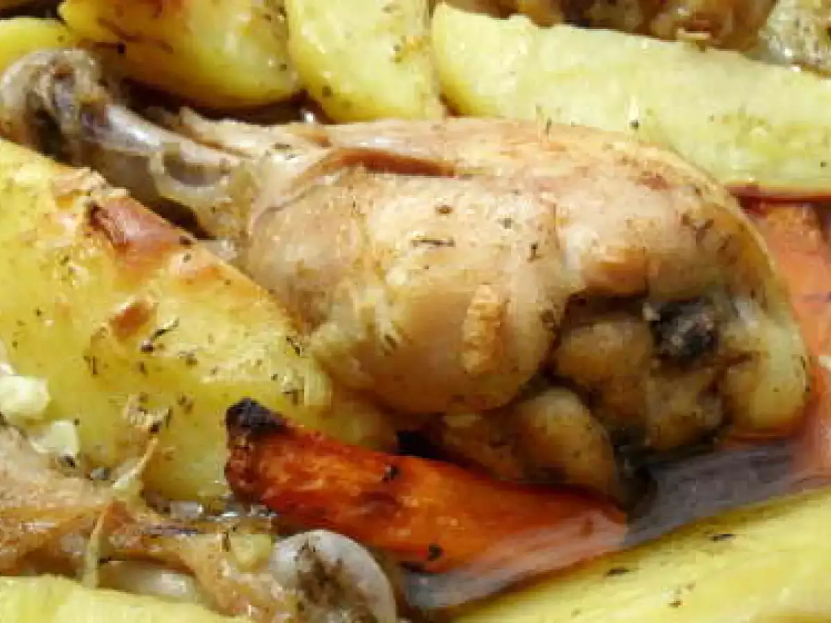 Pulpe de pui cu cartofi aromati la cuptor - poza 2