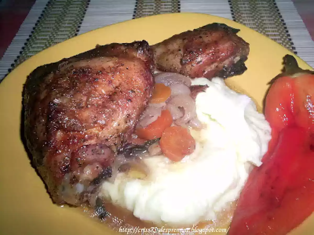 Pulpe de pui pe pat de ceapa, cu sos de vin