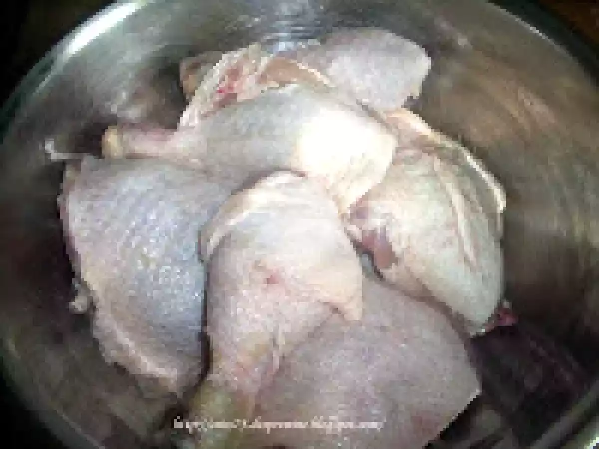 Pulpe de pui pe pat de ceapa, cu sos de vin - poza 2