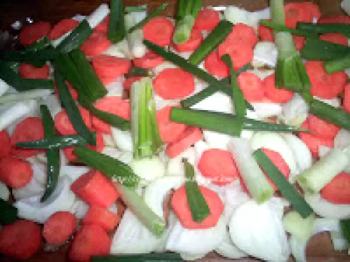 Pulpe de pui pe pat de ceapa, cu sos de vin - poza 4