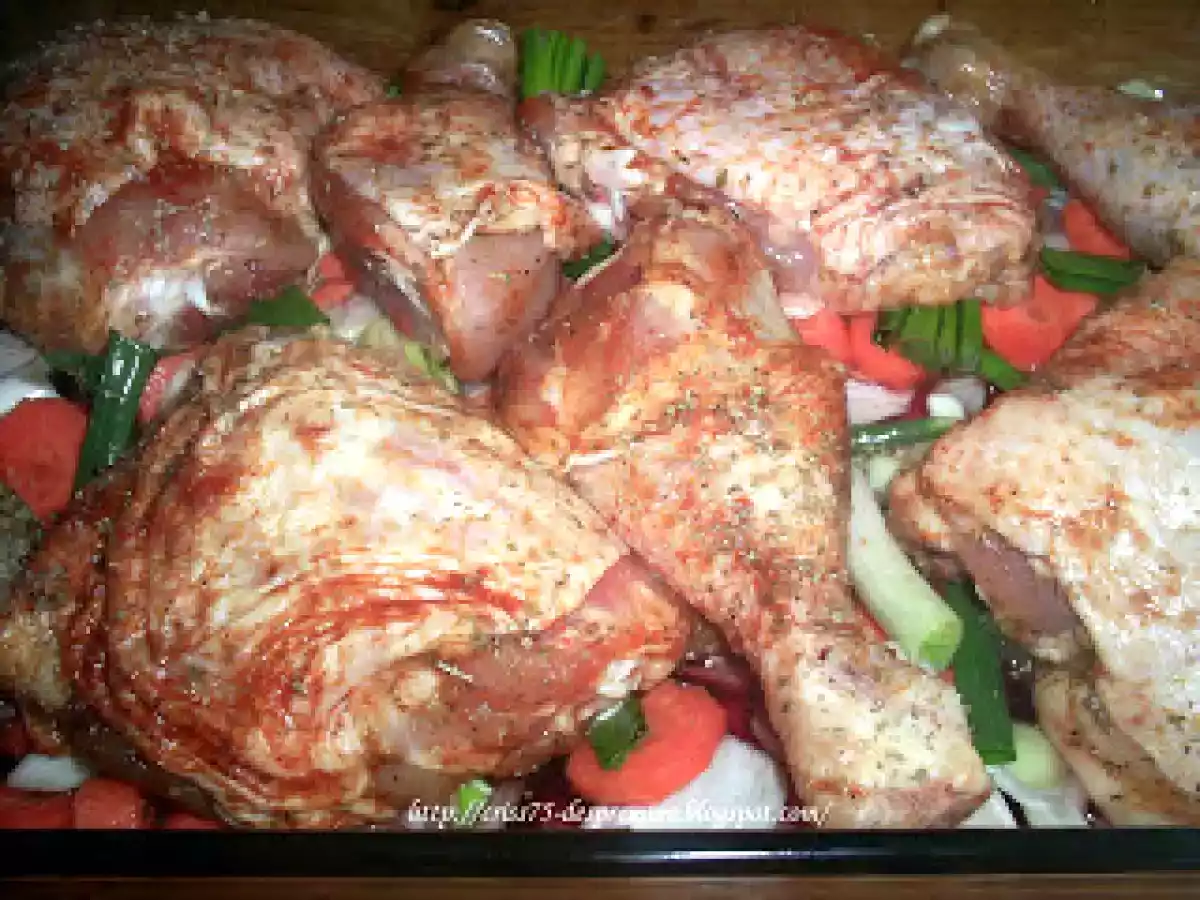 Pulpe de pui pe pat de ceapa, cu sos de vin - poza 5