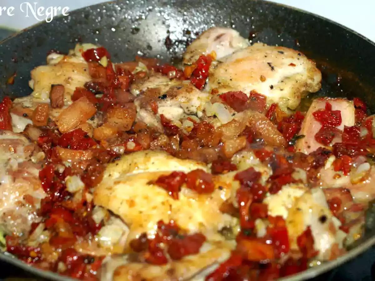 Pulpe superioare de pui cu rosii uscate si jumari