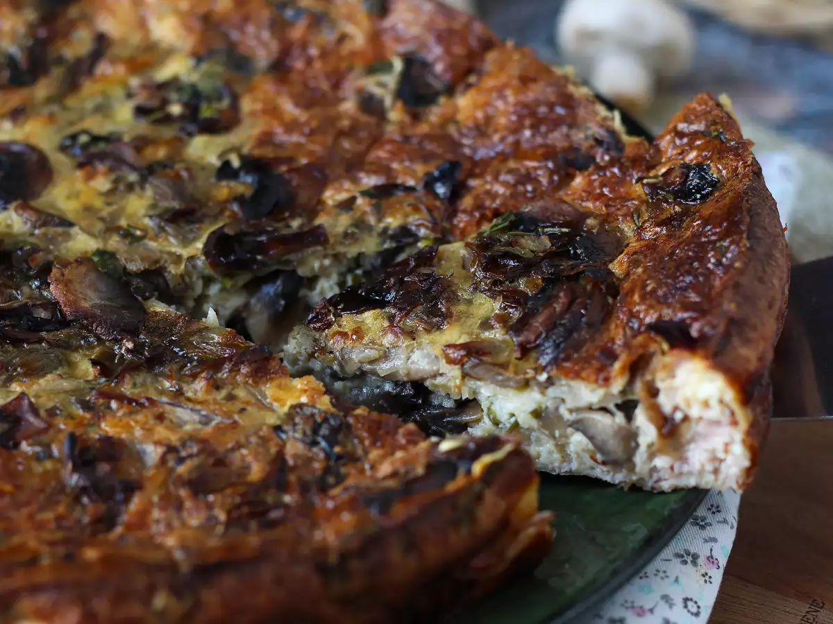 Quiche fără aluat cu ciuperci, bacon și brânză cottage - poza 4