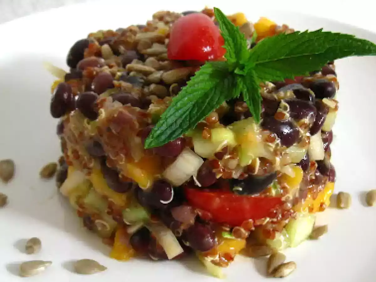 Quinoa cu fasole neagra si vinegreta cu caise