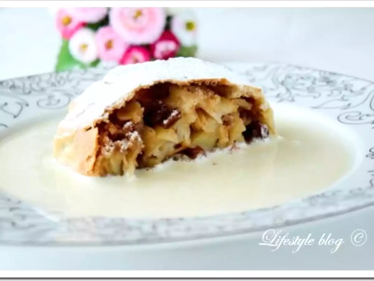 Rafinament vienez: strudel cu mere si sos de vanilie