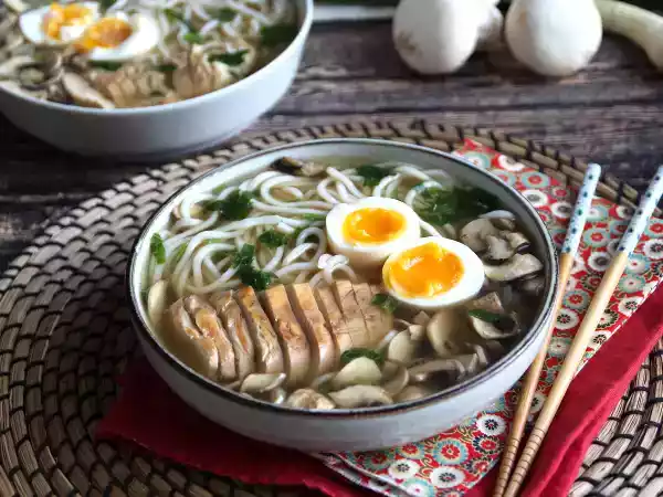 Rețetă Ramen cu pui: versiunea simplă a acestui fel de mâncare asiatic emblematic!