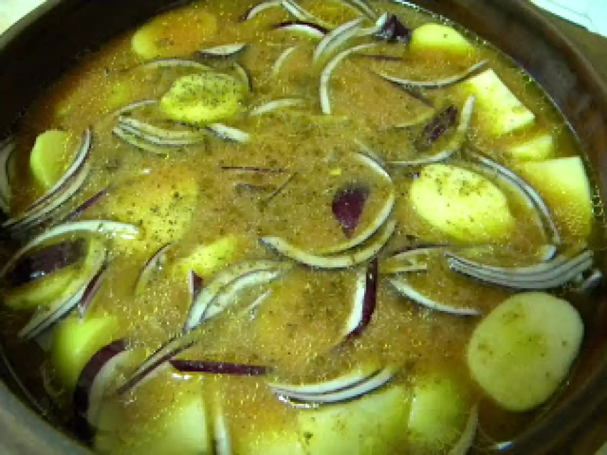 Rasol alb de manzat cu cartofi noi in vas roman - poza 2