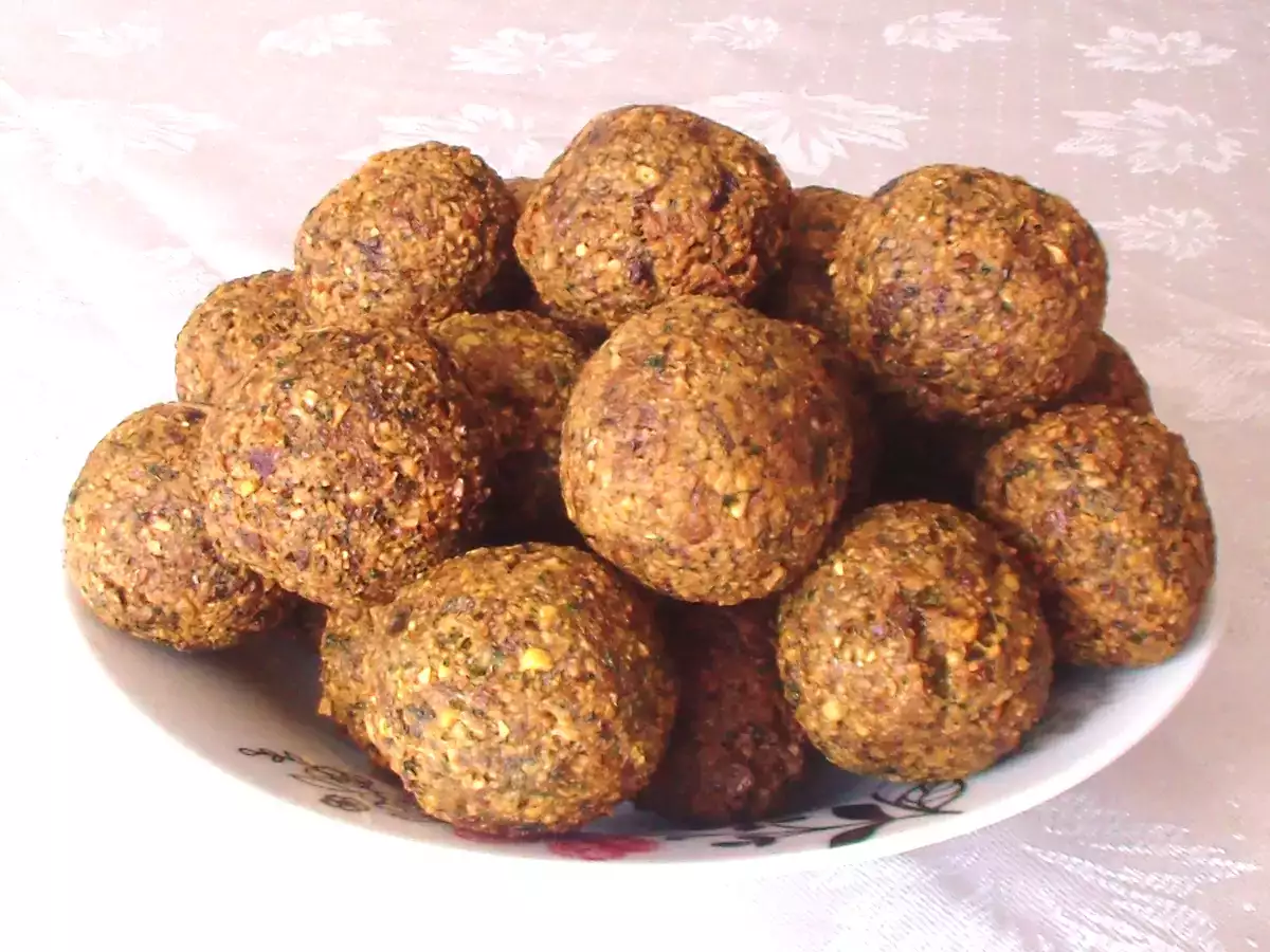 Rețetă Falafel - chifteluţe din năut (reteta video) - poza 2