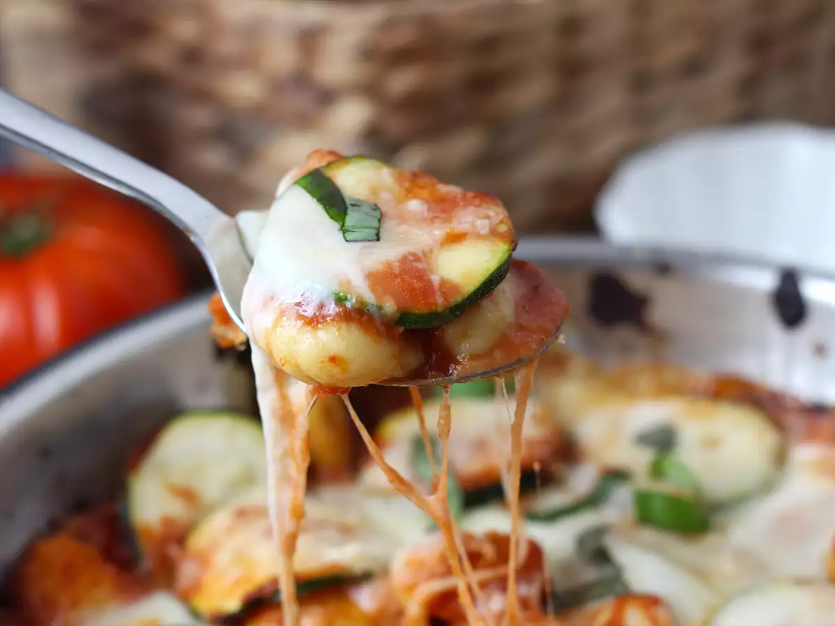 Rețetă rapidă de gratin cu gnocchi, dovlecel și mozzarella - poza 3