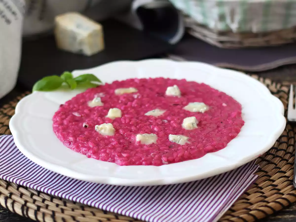 Risotto cu sfeclă roșie și gorgonzola: o explozie de culoare și arome intense