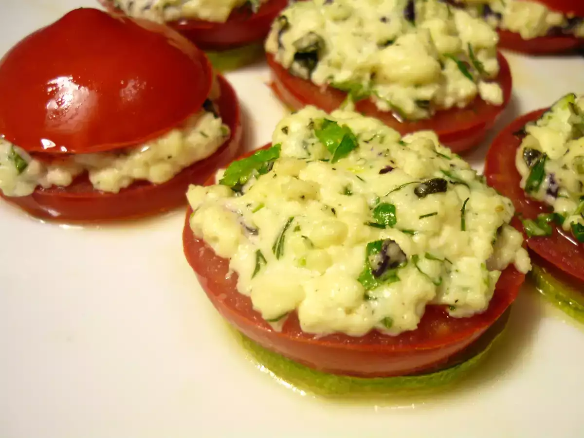 Roşii cu brânză şi plante aromatice la cuptor