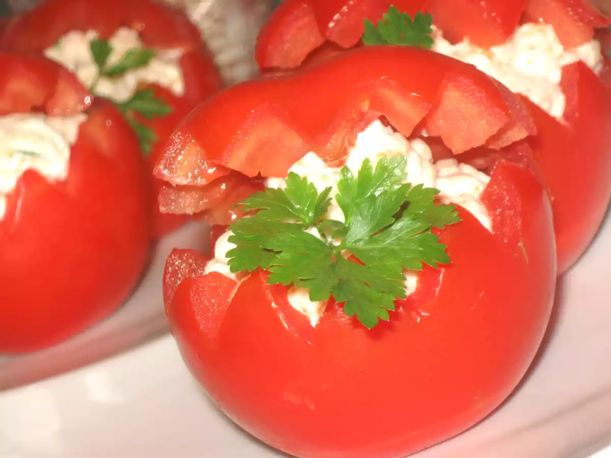 Rosii umplute cu salata de icre afumata