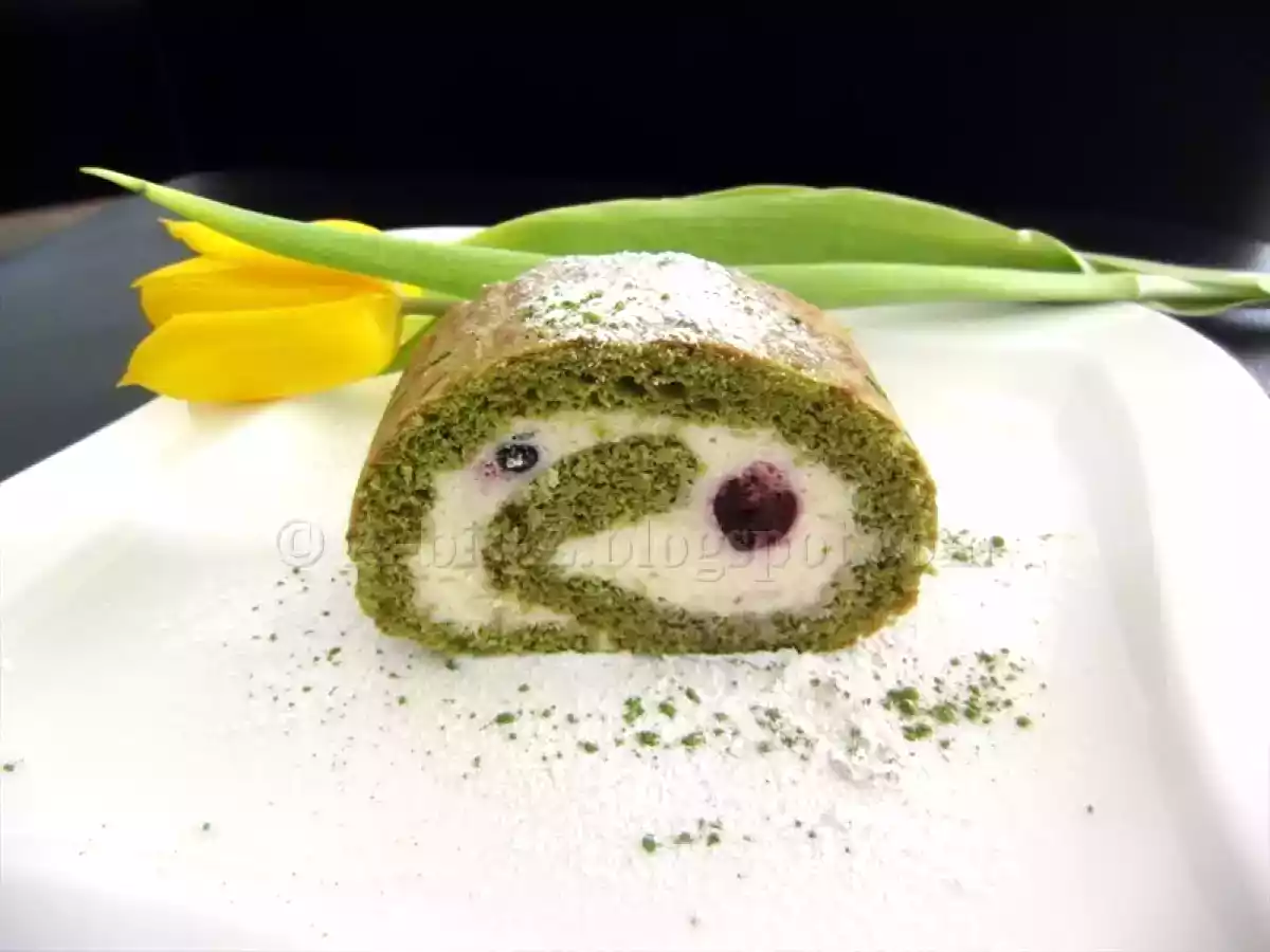 Ruladă cu matcha şi cremă mascarpone