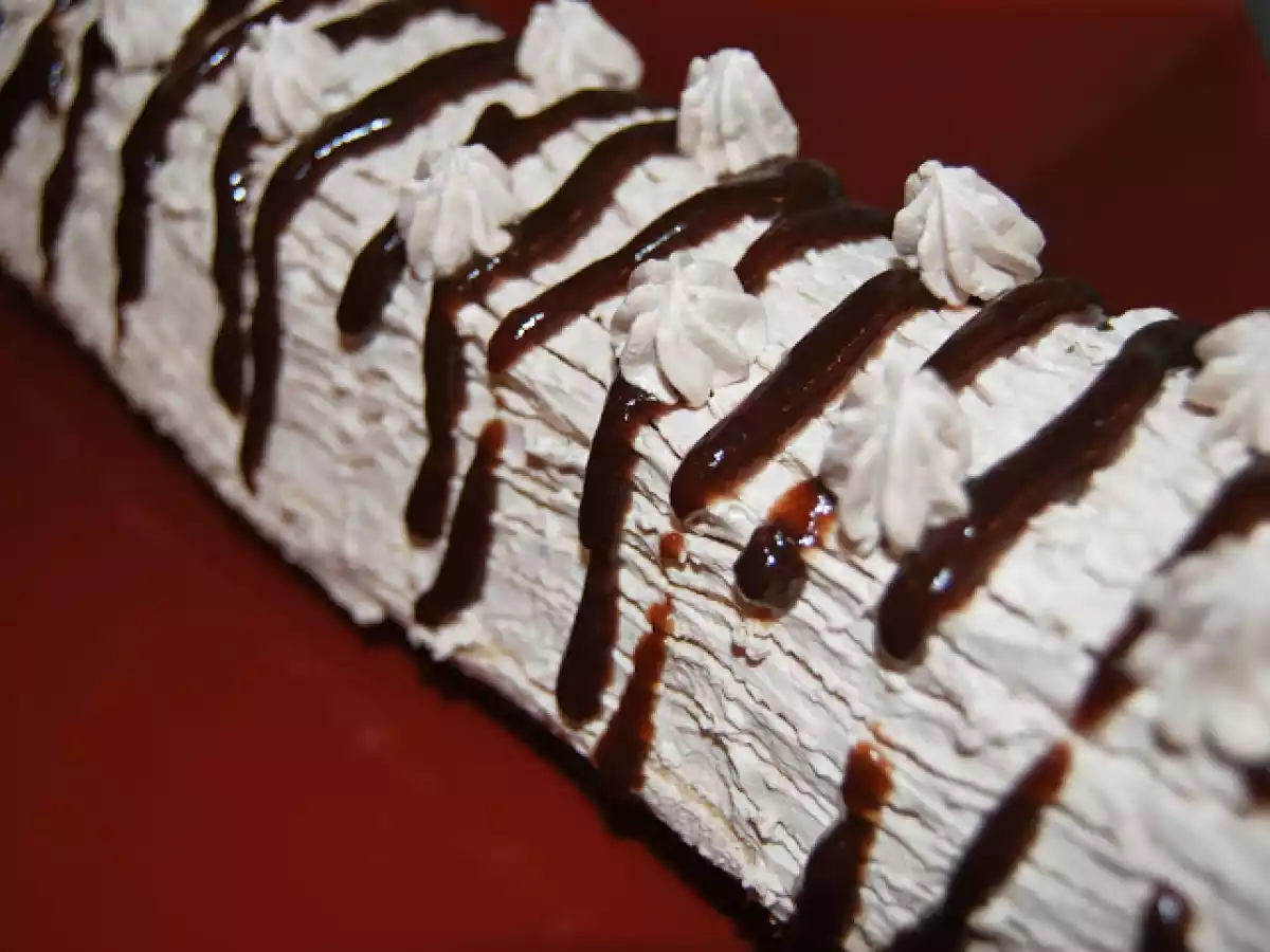 Rulada cu crema de ciocolata si frisca