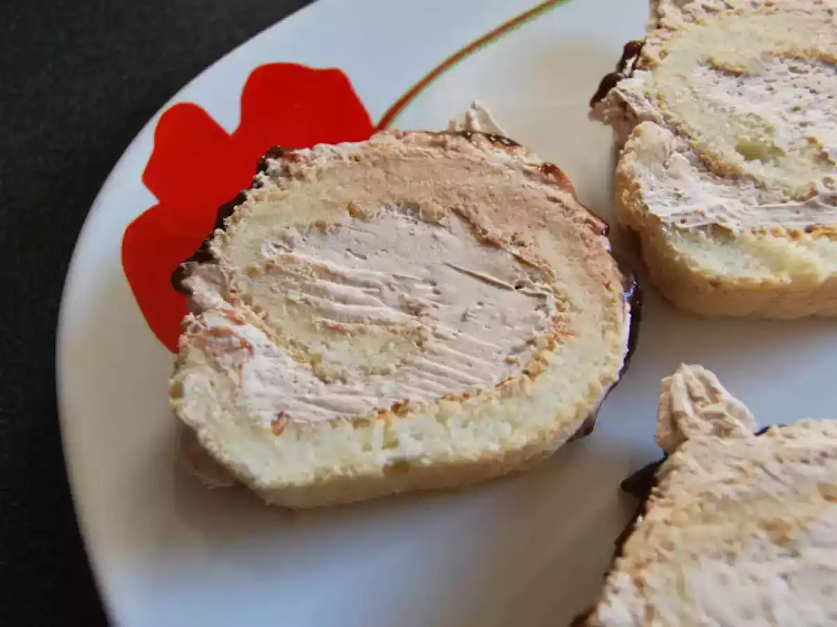 Rulada cu crema de ciocolata si frisca - poza 4