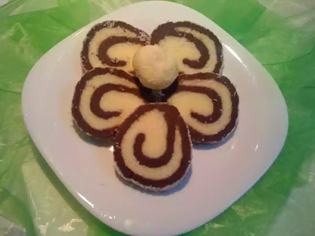 RULADA DE BISCUITI CU NUCA DE COCOS