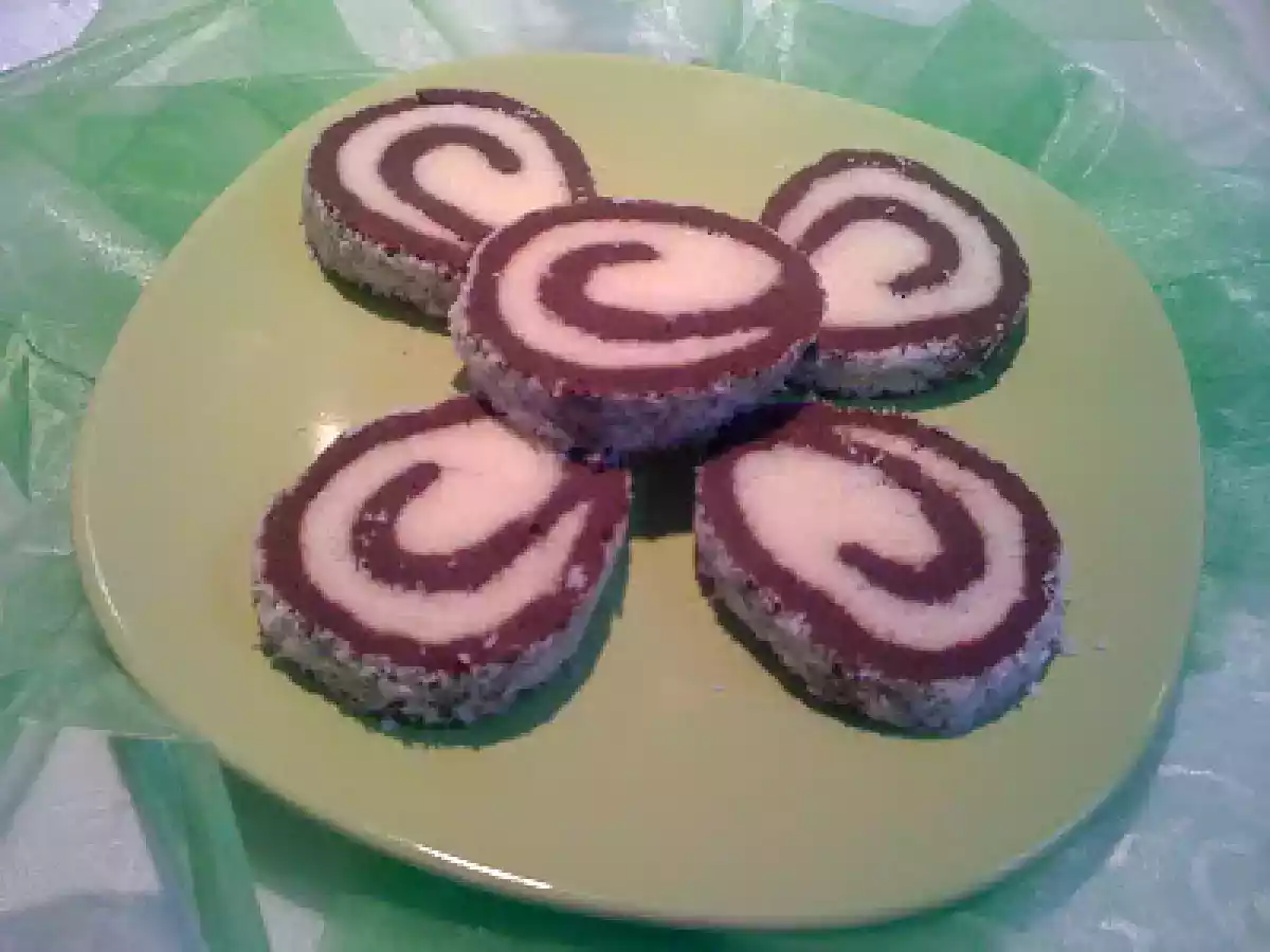 RULADA DE BISCUITI CU NUCA DE COCOS - poza 5