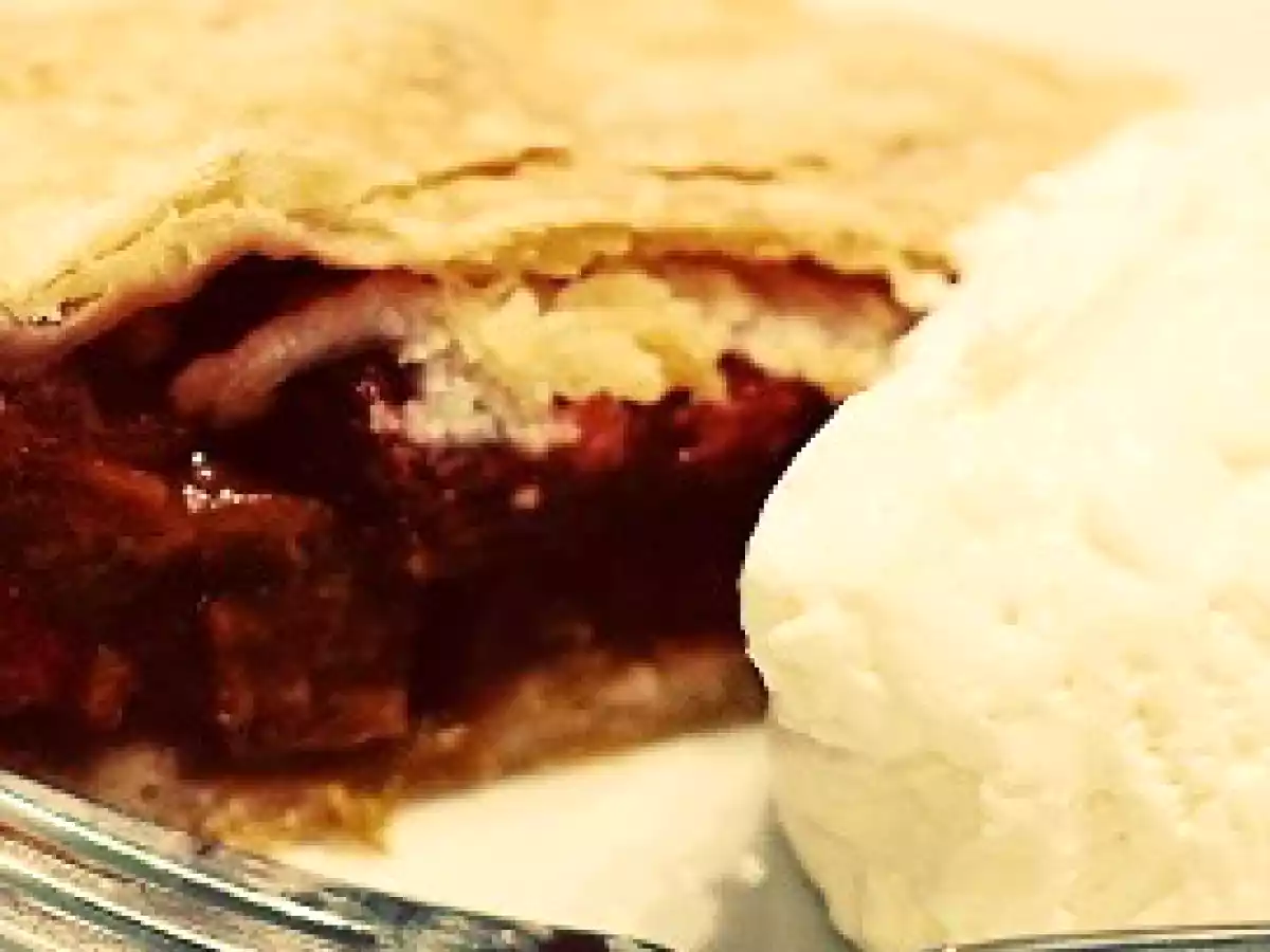 Rulada de foietaj cu rubarba si capsuni