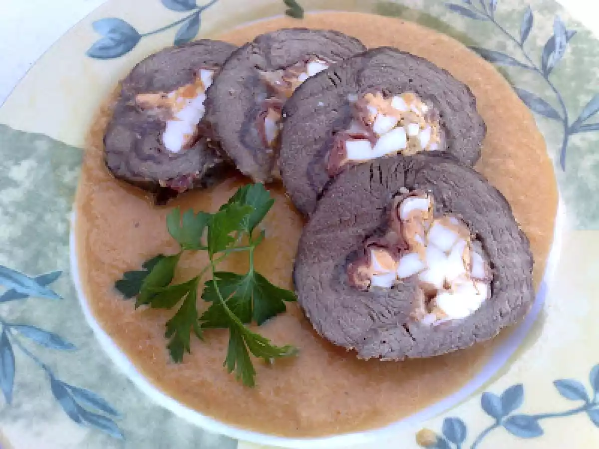 Rulada din muschi de vita cu sos de legume