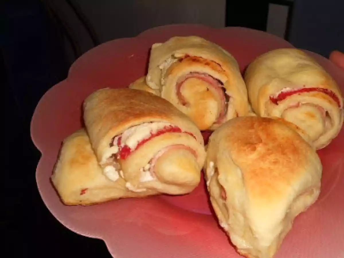 Rulou cu branza, sunca si salam