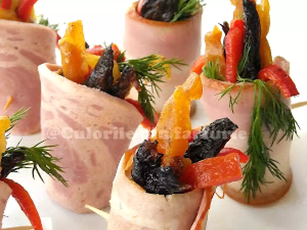 Rulouri aperitiv cu bacon si fructe uscate