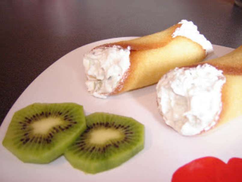Rulouri cu frisca si kiwi / Kiwi-cream cookie snaps - poza 3