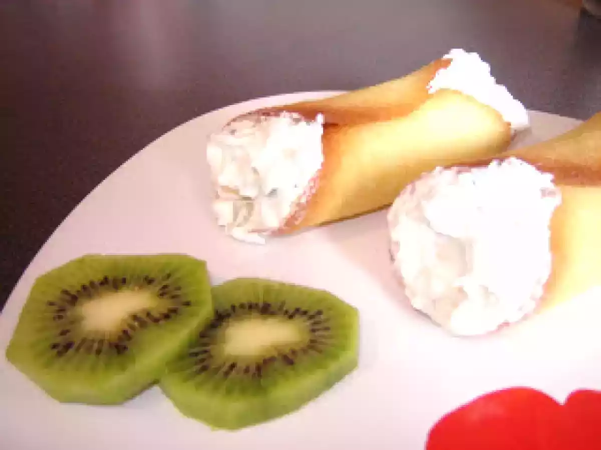 Rulouri cu frisca si kiwi / Kiwi-cream cookie snaps - poza 3