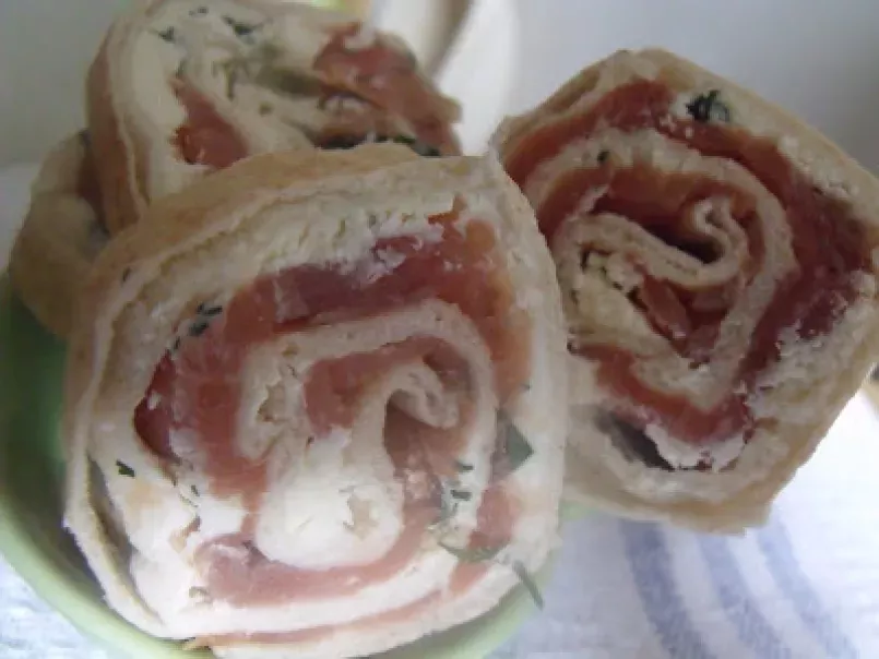 Rulouri cu somon afumat (smoked salmon rolls), poza 1