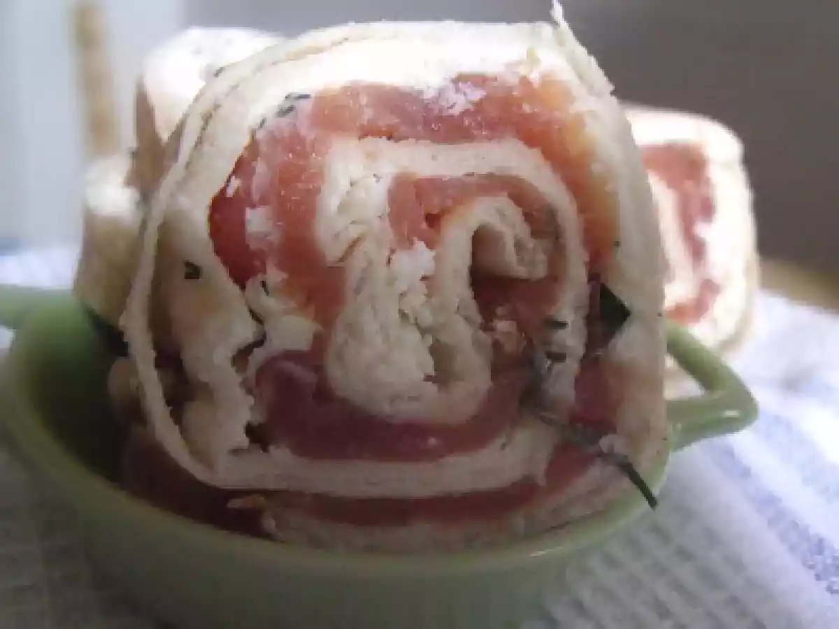 Rulouri cu somon afumat (smoked salmon rolls) - poza 2