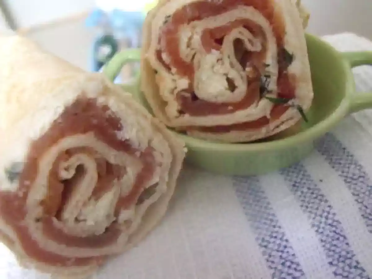 Rulouri cu somon afumat (smoked salmon rolls) - poza 3