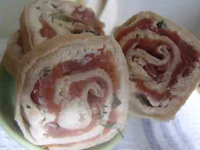 Rulouri cu somon afumat (smoked salmon rolls)