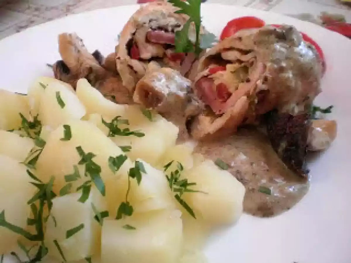 Rulouri cu sos pesto cu ciuperci