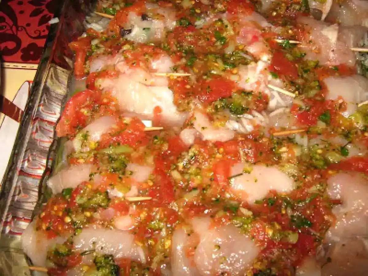 Rulouri de pui cu sos de rosii si broccoli