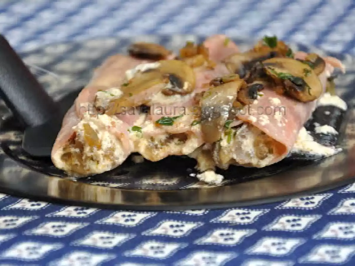 Rulouri de sunca cu ciuperci si sos de vin