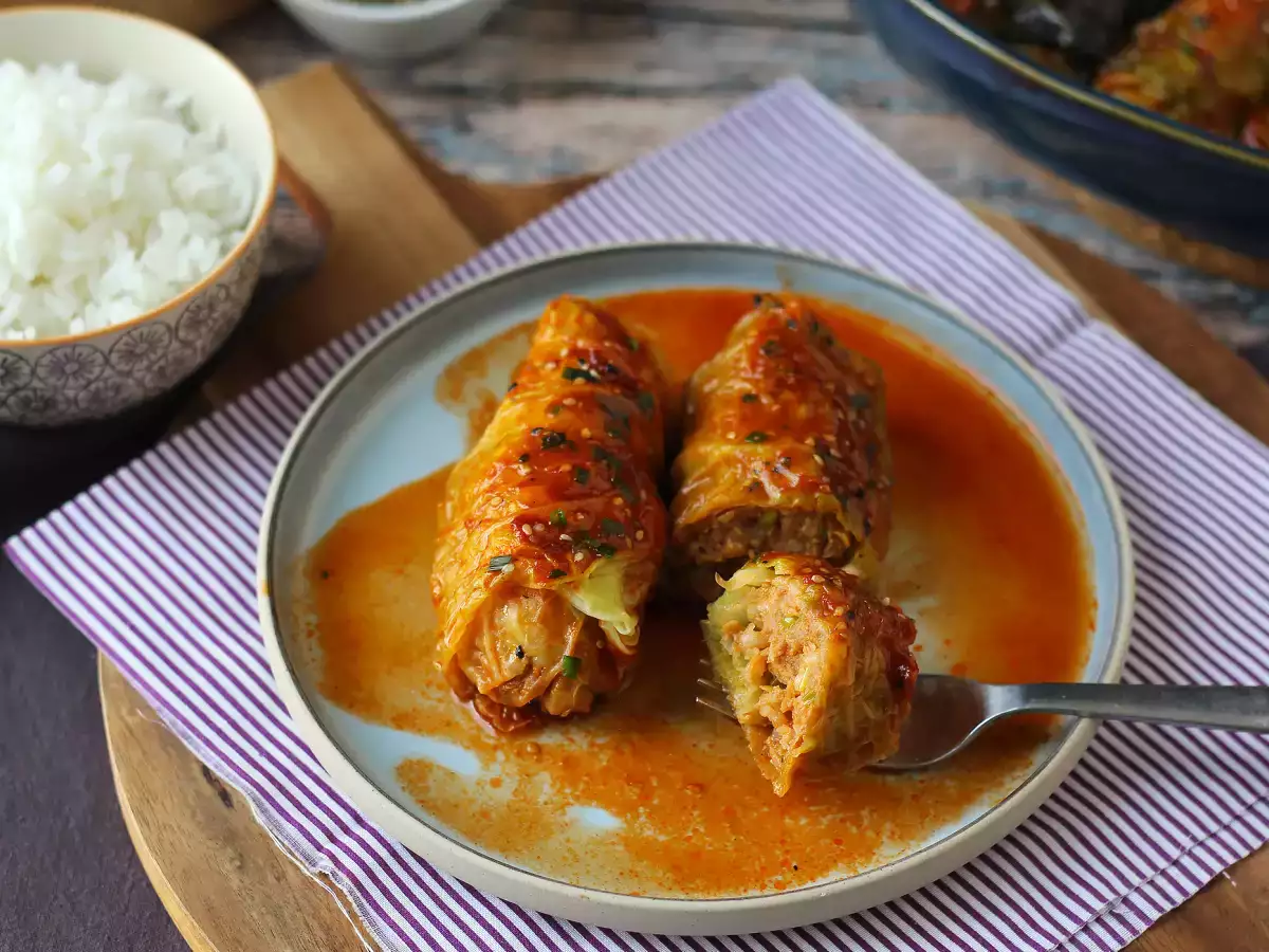 Rulouri de varză cu carne de porc și gochujang, în sos de miere și susan