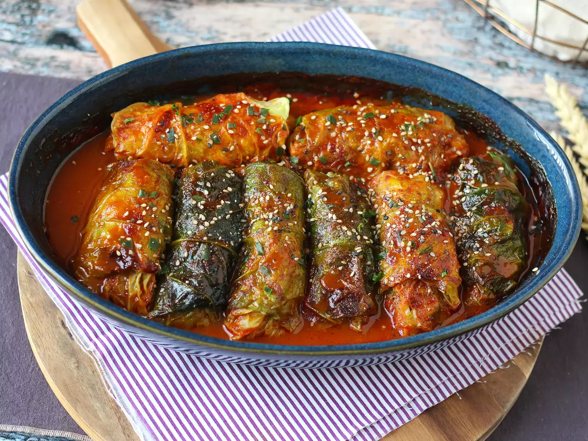 Rulouri de varză cu carne de porc și gochujang, în sos de miere și susan - poza 3