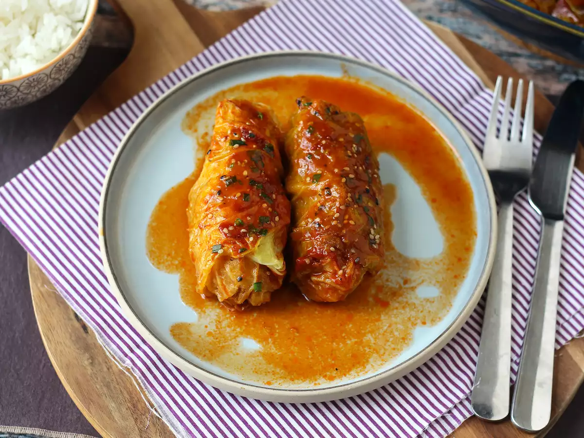 Rulouri de varză cu carne de porc și gochujang, în sos de miere și susan - poza 4