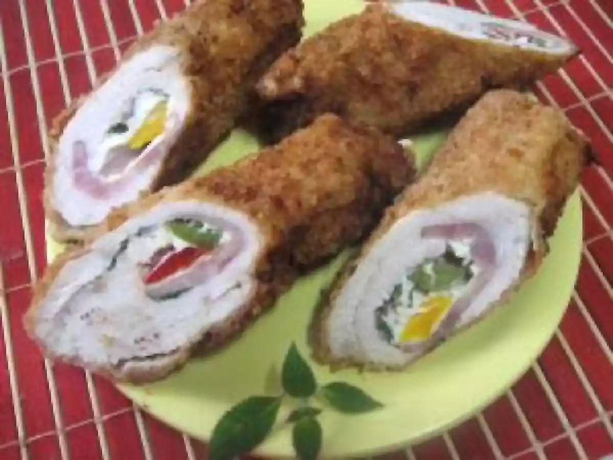 Rulouri din piept de curcan cu sunca in sos de rodii - poza 2