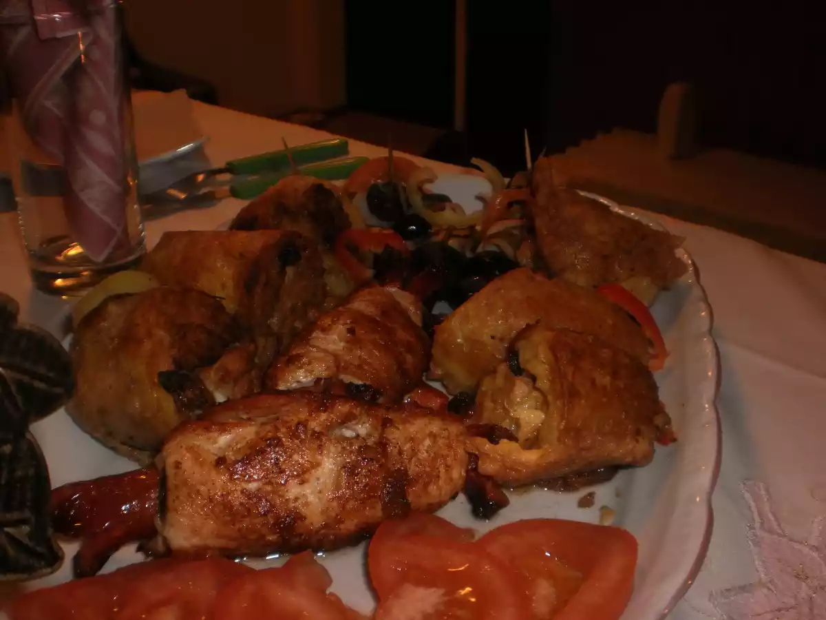 Rulouri din piept de pui cu carnaciori si cartofi umpluti cu legume