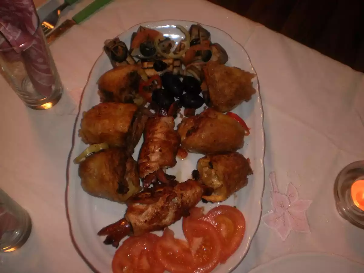 Rulouri din piept de pui cu carnaciori si cartofi umpluti cu legume - poza 2