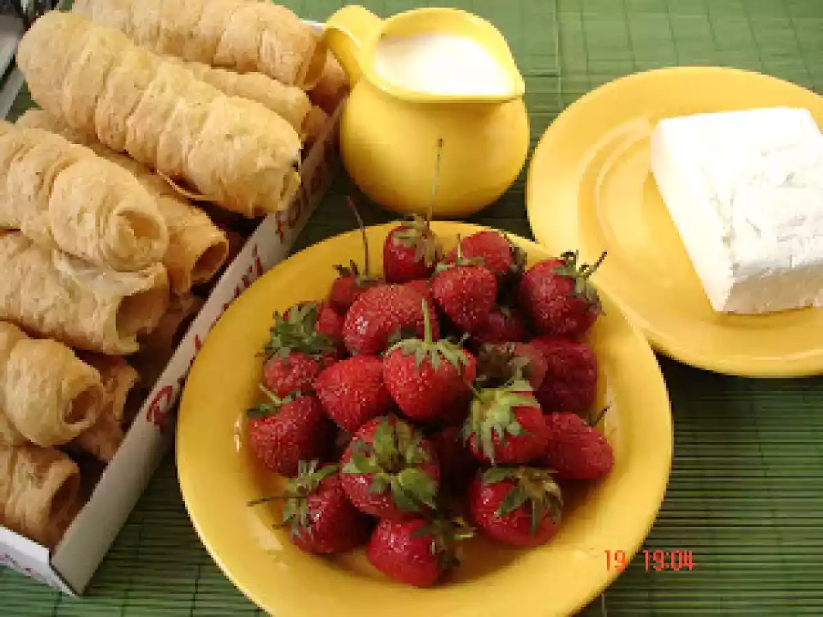 RULOURI UMPLUTE CU FRISCA SI CAPSUNI - poza 2