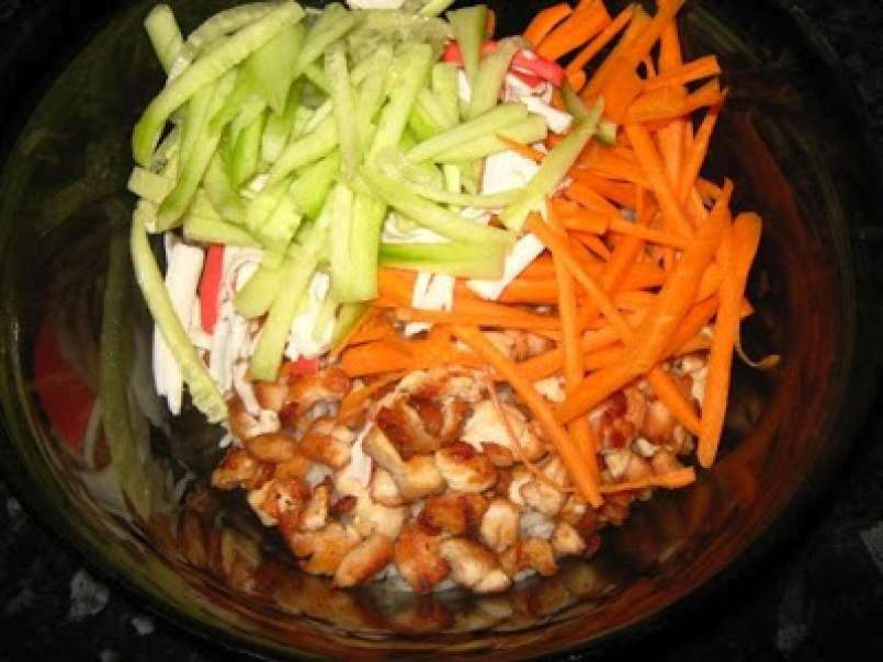 Salata asiatica cu pui, orez si surimi, poza 4