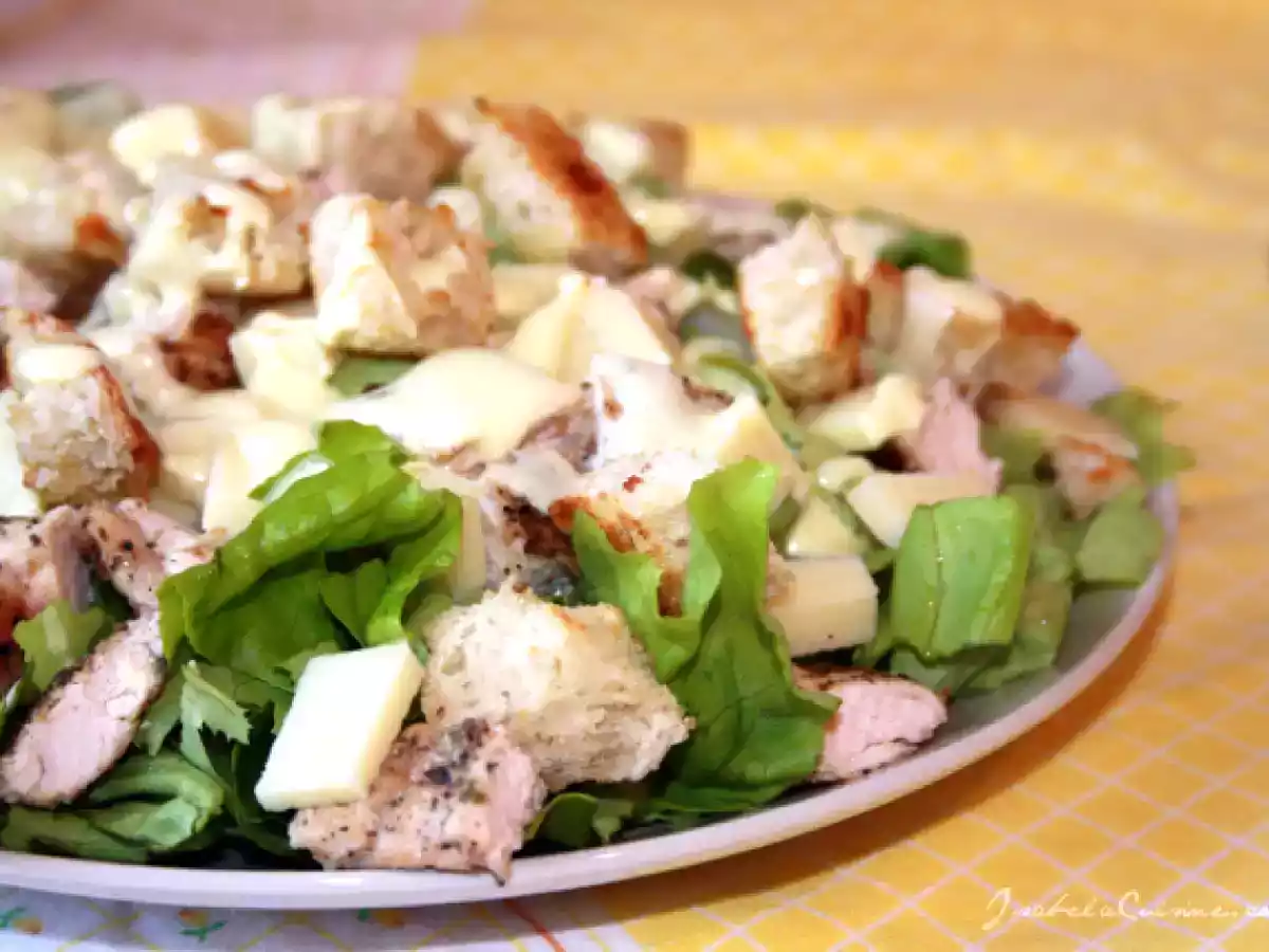 Salata Caesar cu sos de iaurt