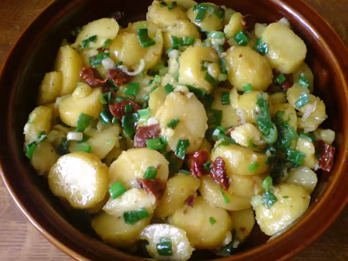 Salata calda de cartofi