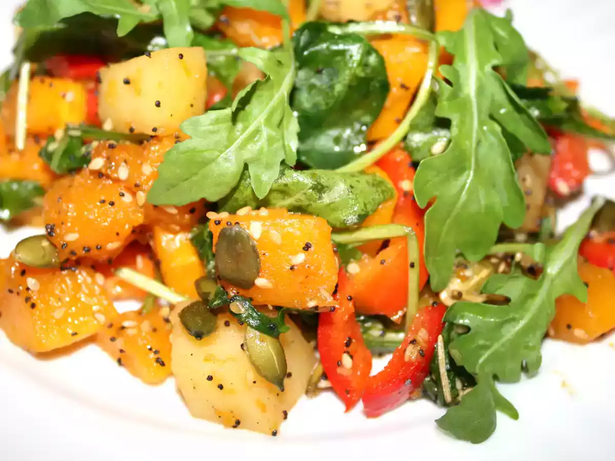 Salată caldă din legume la cuptor şi rucola