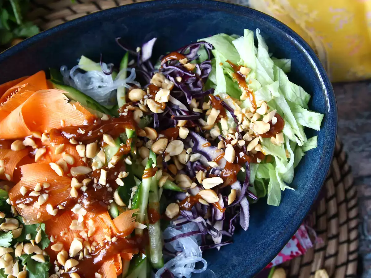 Salată colorată cu vermicelli de orez, creveți și sos picant de arahide - poza 2